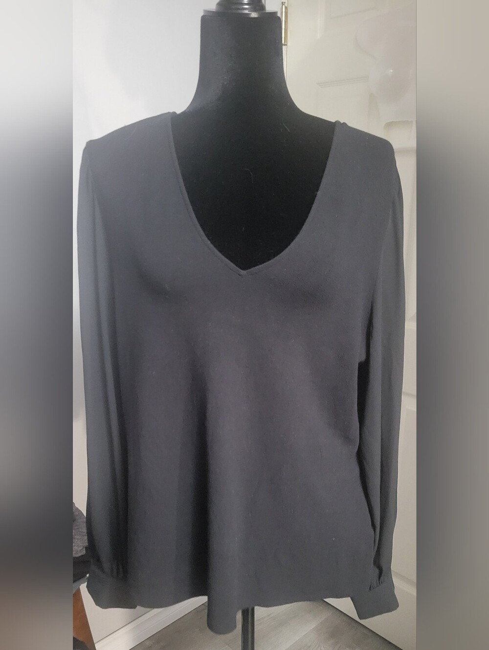5/$20**RW&Co XXL Black V-neck With Long Sheer Sleeves